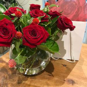 Romanticflowers: Short Red Roses in vase & Gift Bag