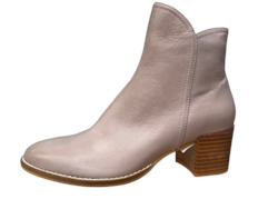 New Arrivals 1: DJANGO & JULIETTE MOCKAS