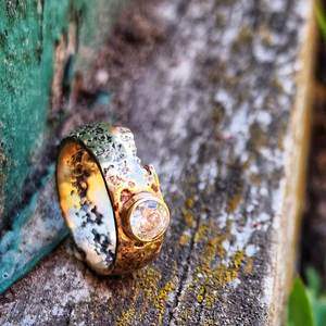 Gold: Sandcast Ring GOLD 7mm with Gemstone
