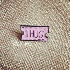 Products: Enamel Pin – 1 HUG – Sooo me
