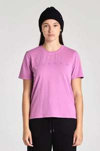 Huffer Mens Womens Tees: Huffer Womens Stella Tee/Ensemble in Fuschia