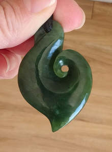Jewellery: NZ Greenstone Hook Koru Carving 55mm #00X