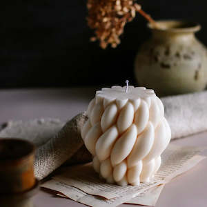 Candle: Medium White Entanglement Candle - Vanilla Caramel