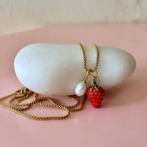 Strawberry & Pearl Necklace Gold