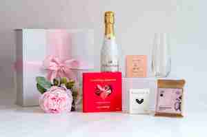 Products: Bestie Surprise Small Gift Box with Bubbles & Personalised Engraved Champagne Flute