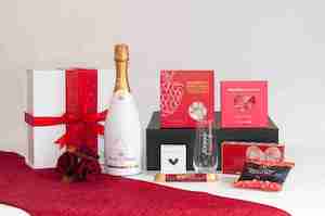 Heart’s a Poppin Gift Box: Personalised Champagne Flute & Bottle of Bubble&hellip;