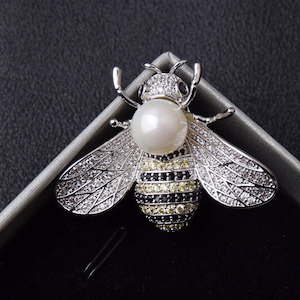 Fresh Accessories - Brooch Bee Pearl Silver