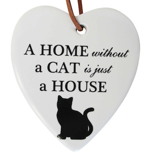 Lavida: Lavida Hanging Heart Cat Home