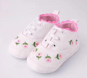 Baby Gifts: Fresh Baby Shoes Sneaker 0-6 months White w Daisy