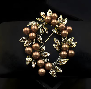 Jewellery: Fresh Accessories - Brooch Chocolate Wreath