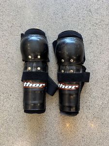Wheels And Action: Black Thor Knee shin guards, Youth Large