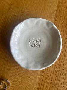 Bookish Mugs: 🤍 Omnia Vincit Amor Jewellery Dish