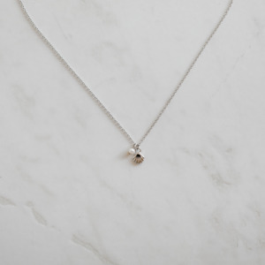 Necklaces: Sophie She Shell Necklace w. Pearl - Silver