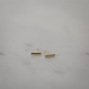Sophie Mini Bar Stud Earrings - Gold
