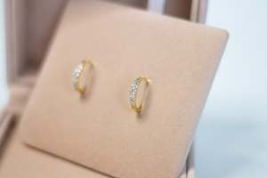 Willow Luxe Krystal Huggies - Gold