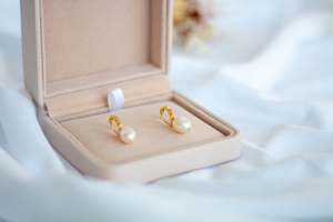 Sleepers: Willow Luxe Gracie Pearl Huggies - Gold