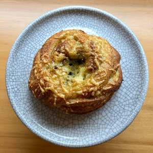 Bread: Bialy Knot - Pesto & Parmesan (V)