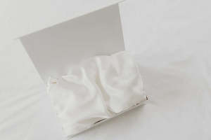 Sleep: Cot Sheet in gift box (Ivory)