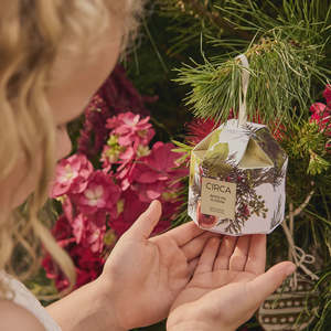 CIRCA 70g Bauble Candle - Christmas - White Fig & Cedar