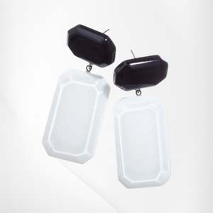 Jewelry: 5390501AMA3Q00 AMAIZIE black/white stud