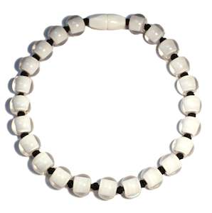40101329037Q23 COLOURFUL BEADS white bead/black cord 55cm
