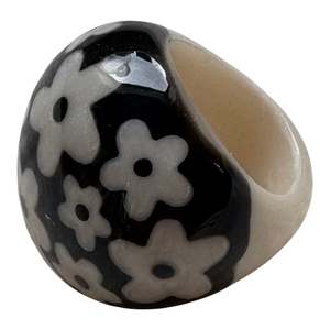 Rings: R0050L Black & White Daisy Circular Ring Lge
