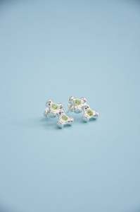 Double Knuckle Single Stud in Peridot