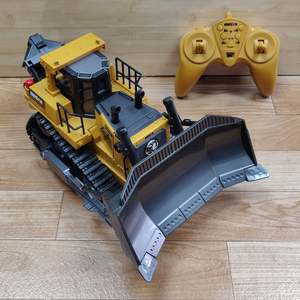 R C Toys: Remote control Bulldozer