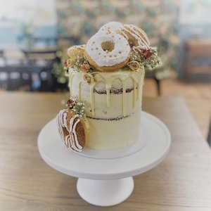 Frontpage: Donuts & Dried Flowers Cake