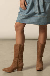 Footwear: Territory Boot in Cinnamon Suede