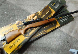 BENJAMIN DURANGO WOOD SCOPED .22 AIR RIFLE