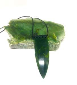 Products: KAWAKAWA POUNAMU REI NIHO 7.5 X 2.5CM - Takutai Rere Jade