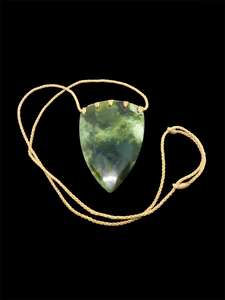 Nz arahura kawakawa inanga rei niho 8.5cm x 5.5 cm - Takutai Rere Jade