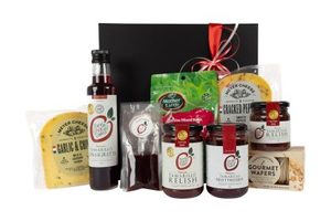 Products: Ultra Premium Tamarillo gift box with cheese, nuts and crackers