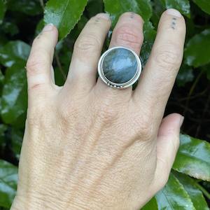 Pipiwharauroa pounamu ring