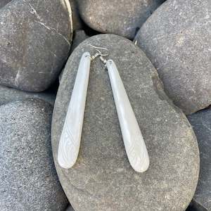 Taonga Jewellery Beef Bone Carvings: Bone Earrings