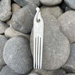 Taonga Jewellery Heru Comb: Hei Matau