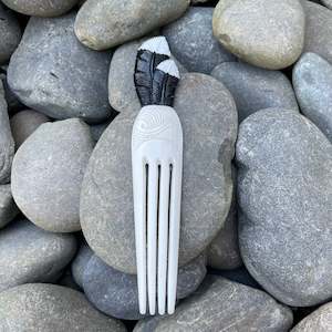 Taonga Jewellery Heru Comb: Huia Feather