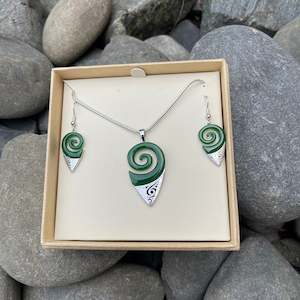 Taonga Jewellery Jewellery Set: Green Teardrop Jewellery Set