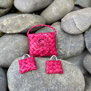 Taonga Jewellery Taniko Embroidered: Red Harakeke Set