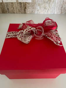 Gift Boxes For All Occasions: A Red Gift Box - Medium (Fill with your own selection of products)
