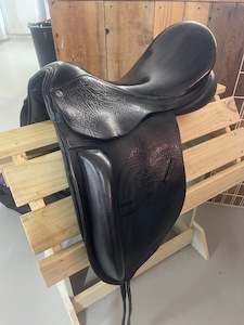 County 18" Fusion Dressage Saddle Black