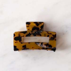Hair Accessories: Sophie Claw Clip Medium - Dark Tort
