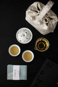 Painted polka - dot gaiwan and two cups, a set of gongfu tea set for outdoor travel