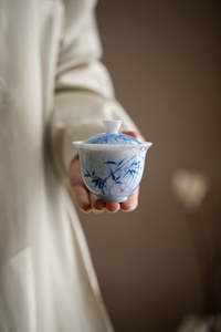Blue ink hand-painted lid bowl kung fu tea set blue bamboo
Ceramic tea bowl
