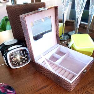 Jewellery And Watch Boxes: Jewellery box mid size  TJ4