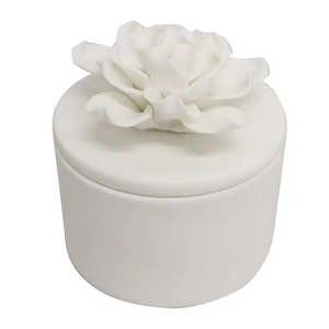 Home Decor: Flower Vessel w Lid | Medium