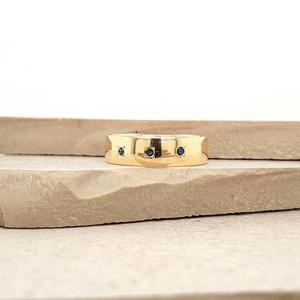 Elizabeths Edit: 9ct Yellow Gold Sapphire Star Set Ring