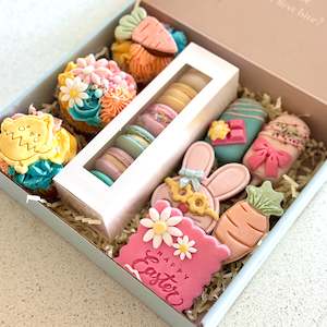 Easter 2025: Deluxe Easter gift box - 3 cupcakes, 6 macarons, 3 cookies, 2 chocsicles
