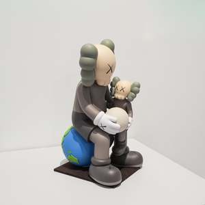 Kaws: KAWS - HOLIDAY THAILAND (BROWN)